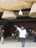 「大注連縄は、あります」と紹介するある子。