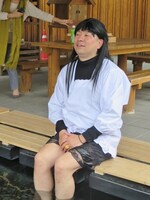 足湯で研究の疲れを癒すある子。