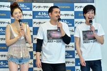 （左から）おのののか、デニス。