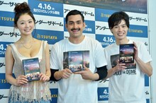 （左から）おのののか、デニス。