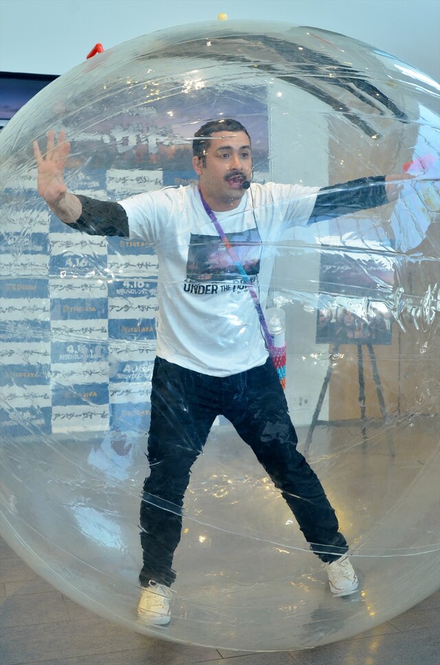 透明の小さなドームに入って登場するデニス植野。