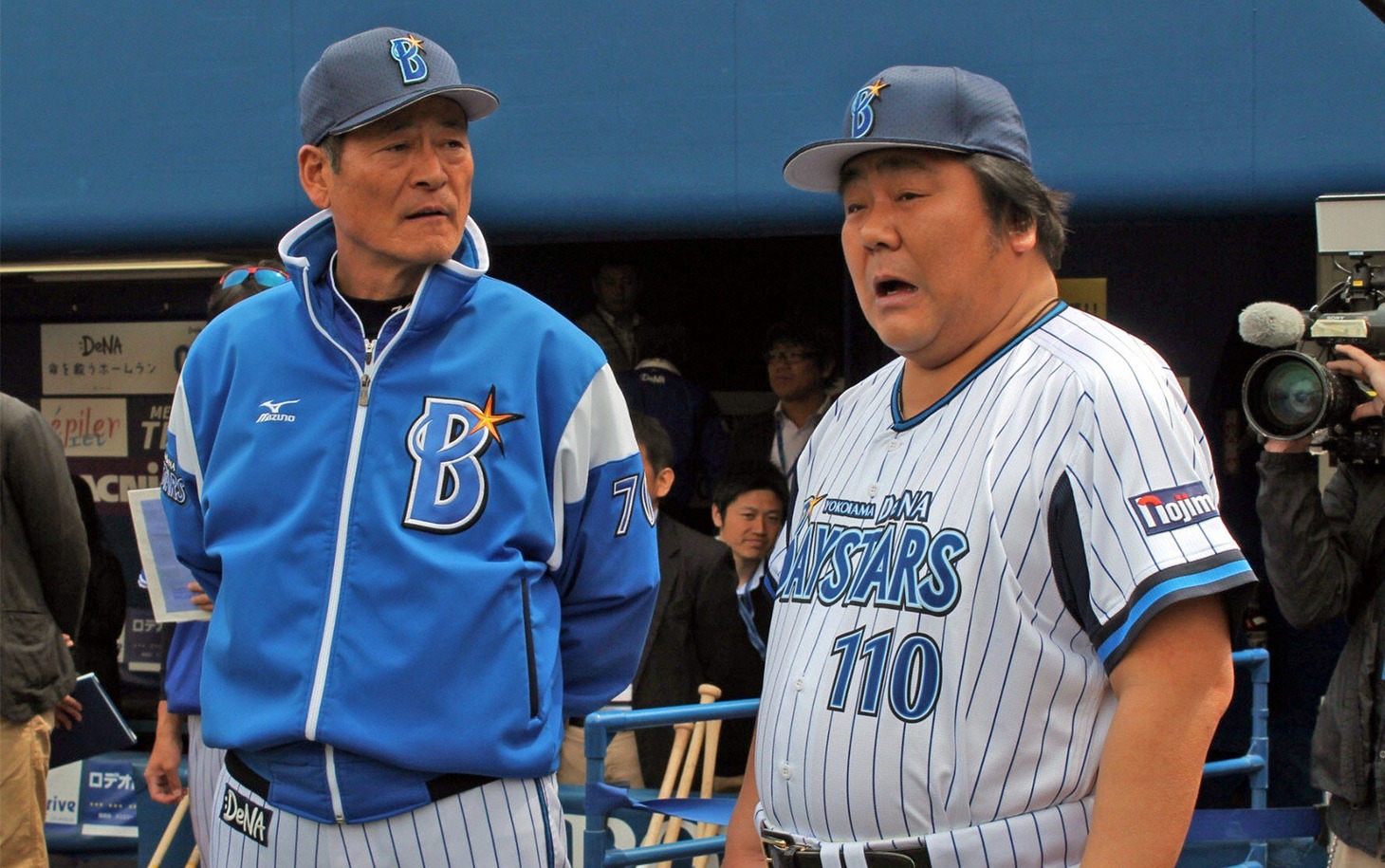 中畑清監督（左）と、石塚英彦（右）。(c)テレビ朝日