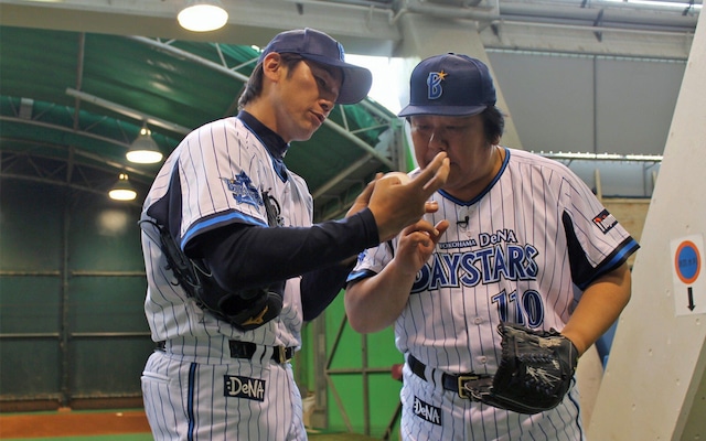 「木曜ミステリー 刑事110キロ」第2弾の放送を前にプロ野球の始球式に登板し、三浦大輔投手（左）に指導を受ける石塚英彦（右）。(c)テレビ朝日