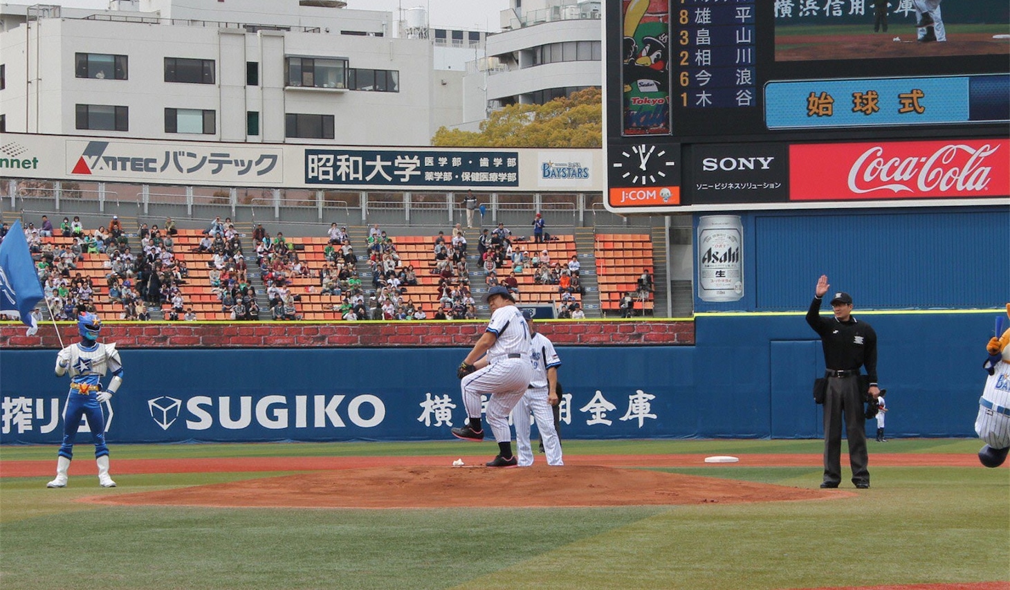 始球式に登板する石塚英彦（中央）。(c)テレビ朝日