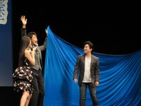 マジックでひとりを召喚するため布にくるまれる大泉。