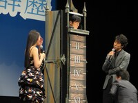 マジックの仕掛けに入るひとり。