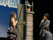 マジックの仕掛けに入るひとり。