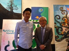 「『木梨憲武展×20years』INSPIRATION-瞬間の好奇心」の開催を前に対談を行った（左から）木梨憲武と青柳正規・文化庁長官。