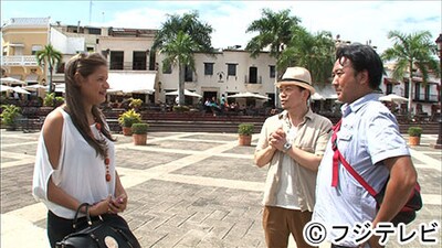 「世界行ってみたらホントはこんなトコだったのロケでドミニカ共和国を訪れる雨上がり決死隊・宮迫（中央）。