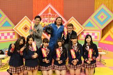 「IDOL REVUE『NMB48のナイショで限界突破！』」に出演するロバートと、NMB48（前列）。(c)スカパー！