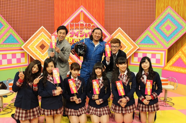 「IDOL REVUE『NMB48のナイショで限界突破！』」に出演するロバートと、NMB48（前列）。(c)スカパー！