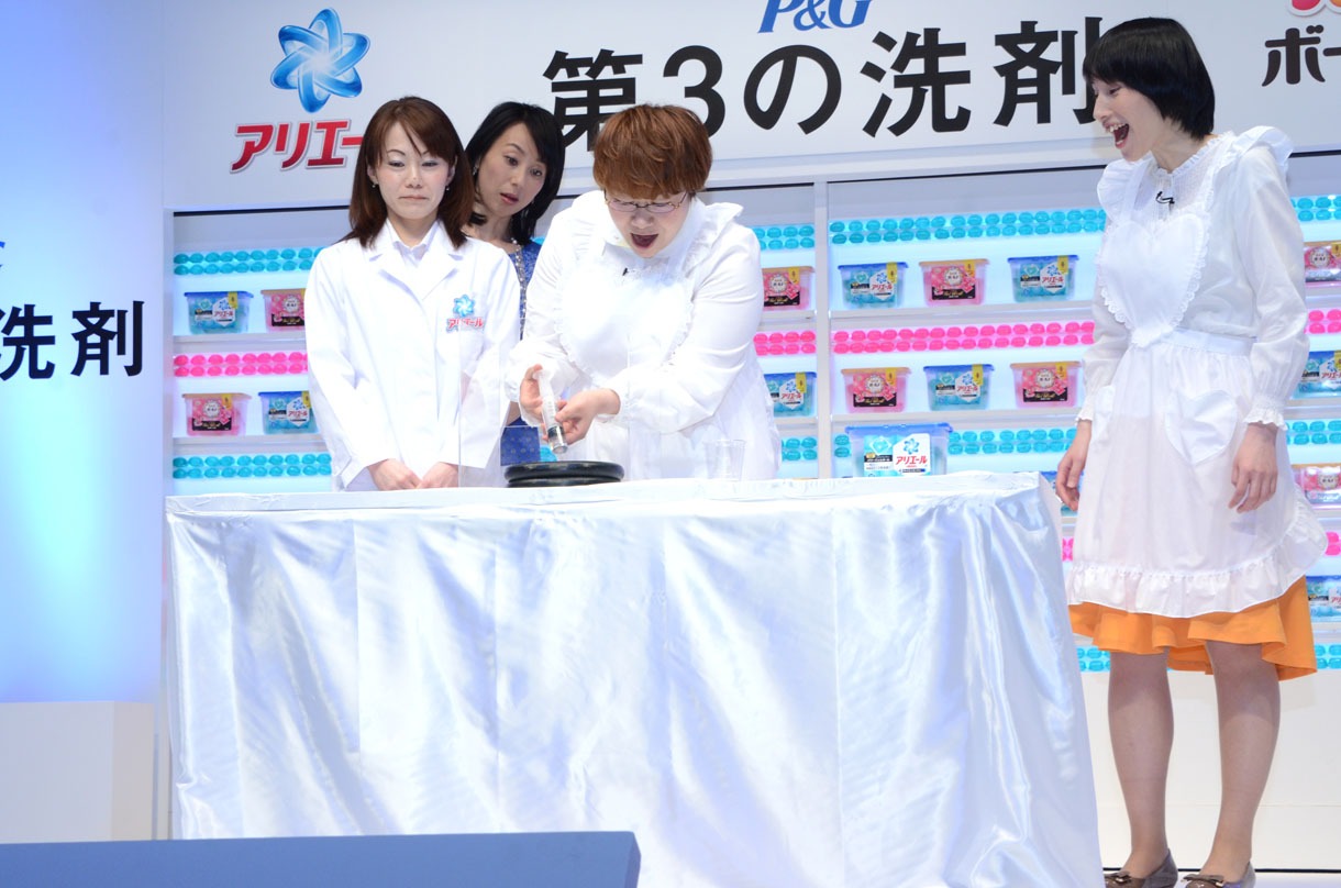 “第3の洗剤”に水をかける実験をする春菜。