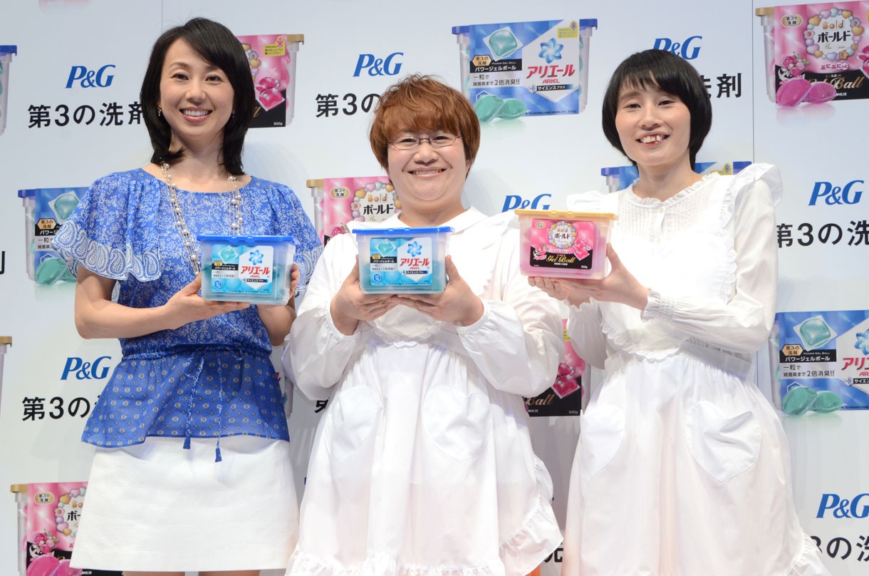 「P&G “第3の洗剤” 新発売記念イベント」に出演したハリセンボンと東尾理子（左）。