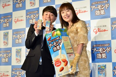 ドリンク新商品「アーモンド効果」の発売記念イベントに出演した（左から）ピース綾部、かたせ梨乃。