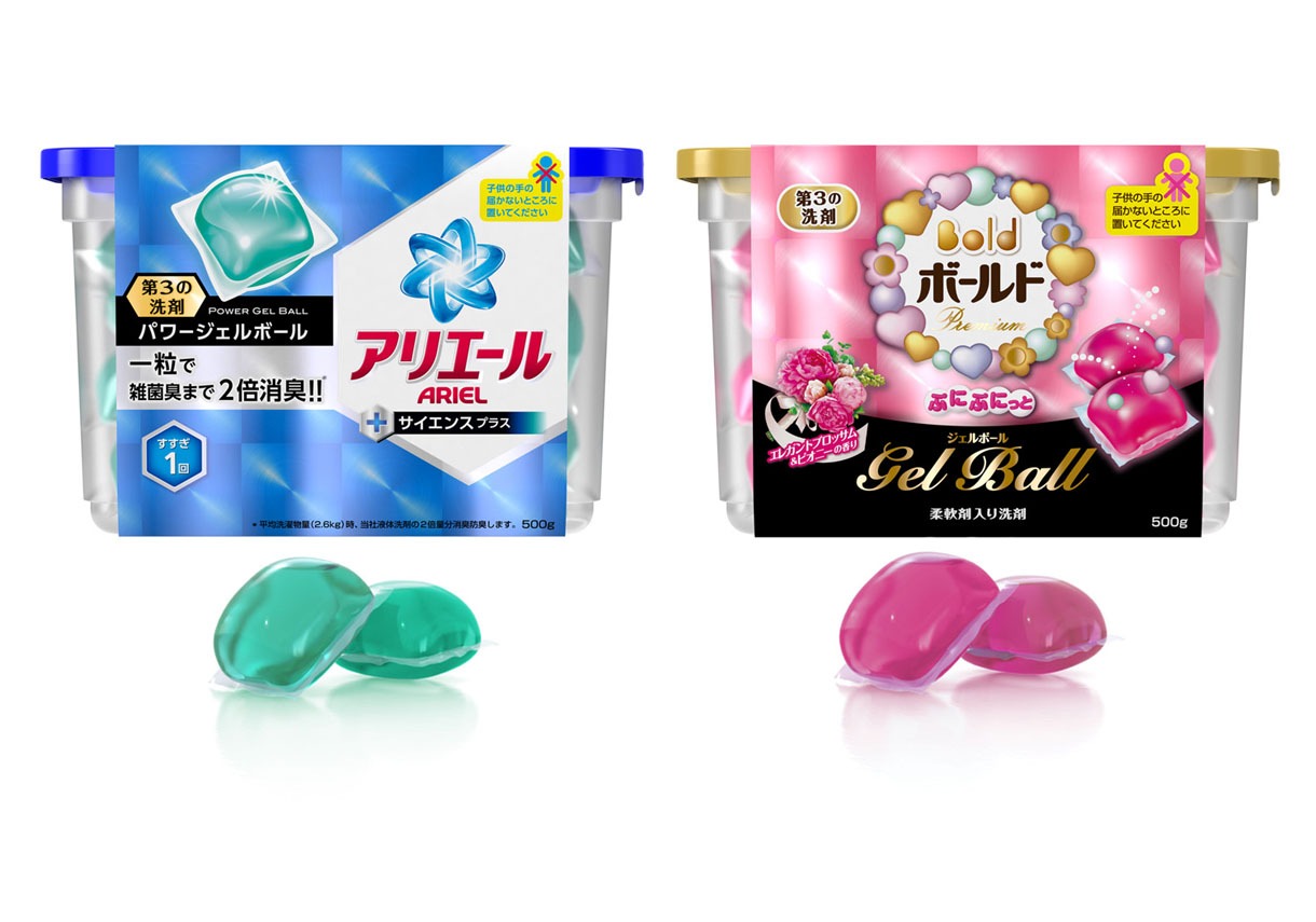 “第3の洗剤”として発売予定の「アリエール パワージェルボール」（左）と「ボールド ぷにぷにっとジェルボール」（右）。