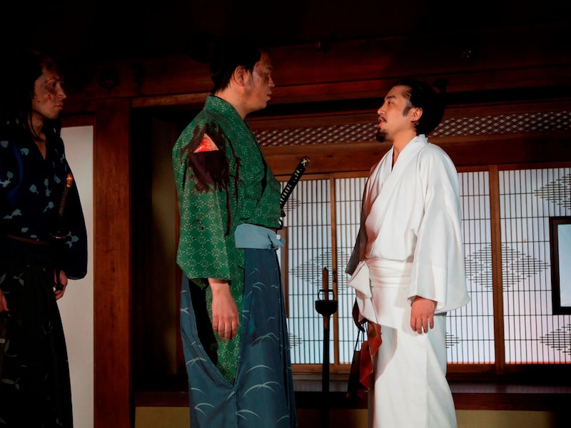 第1話信長は本当に潔く自害したのか?」のワンシーン。左から、シソンヌじろう、シソンヌ長谷川、ムロツヨシ。(c)ドラマ「新解釈・日本史」製作委員会2014