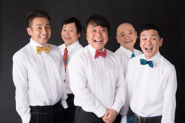 「てんぷくトリオのコント」に出演する我が家と、（後列左から）脚本・監修のラサール石井、演出の青木豪。（撮影：熊切大輔）