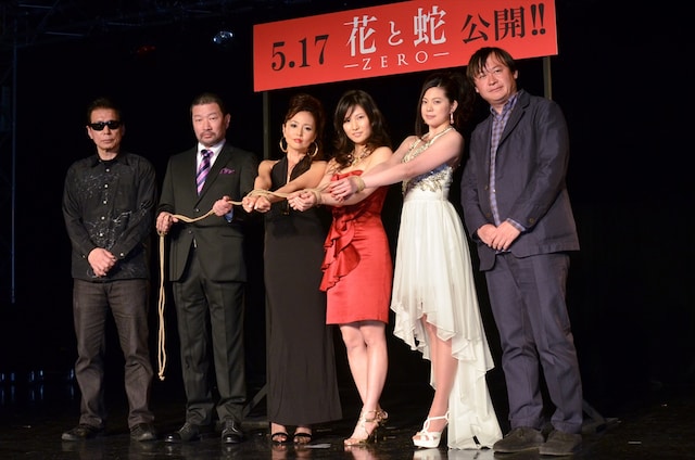 映画「花と蛇 ZERO」のイベントに登場した（左から）有末剛、木村祐一、濱田のり子、天乃舞衣子、桜木梨奈、橋本一監督。