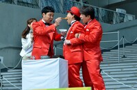 ダイバーシティ東京 プラザ内の店舗で販売中の「訴えてやる！というくらい辛い麻婆豆腐」を上島（右から2人目）に試食させるダチョウ倶楽部。