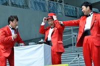 「くるりんぱ」を披露するダチョウ倶楽部・上島（中央）。