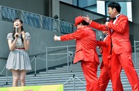 横山ルリカ（左）へ向けて「ドーン！」というギャグを披露するダチョウ倶楽部・上島（中央）。