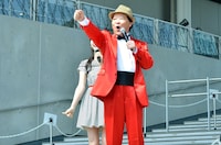 「ドーン！」というギャグを披露するダチョウ倶楽部・上島。