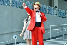 「ドーン！」というギャグを披露するダチョウ倶楽部・上島。