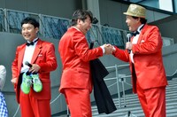 「お前今日面白いよ！」と、上島（右）を讃えて握手を求めるジモン（中央）。