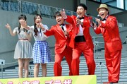 「ヤー！」を披露する出演者達。