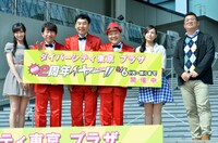 （左から）横山ルリカ、ダチョウ倶楽部、肥後千暁、ダイバーシティ東京 プラザの上野山所長。