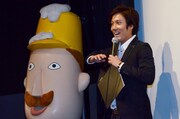 MCを務めたサミットクラブ静。左は新潟県のキャラクター「レルヒさん」。