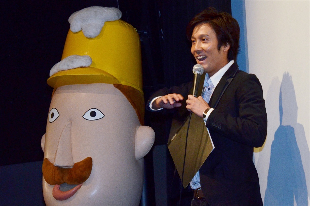 MCを務めたサミットクラブ静。左は新潟県のキャラクター「レルヒさん」。