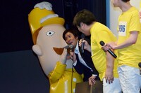 新潟県のキャラクター「レルヒさん」に話を聞くサミットクラブ静（中央）。