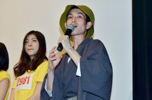 カラテカ矢部（中央）。