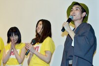 カラテカ矢部（右）と、山本愛莉（中央）、入来茉里（左）。