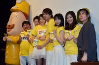映画「ライヴ」の完成披露試写会舞台挨拶に登場したカラテカ矢部（右端）と、（左から）新潟県のキャラクター「レルヒさん」、井口昇監督、森永悠希、大野いと、山田裕貴、入来茉里、山本愛莉。