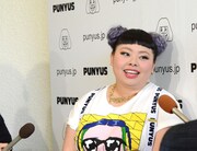 取材に応じる渡辺直美。