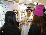 「PUNYUS」SHIBUYA 109店で接客応対する渡辺直美。