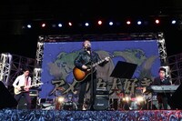 「マジ歌ライブ in 中野サンプラザ」に出演した東京03角田（中央）。(c)テレビ東京