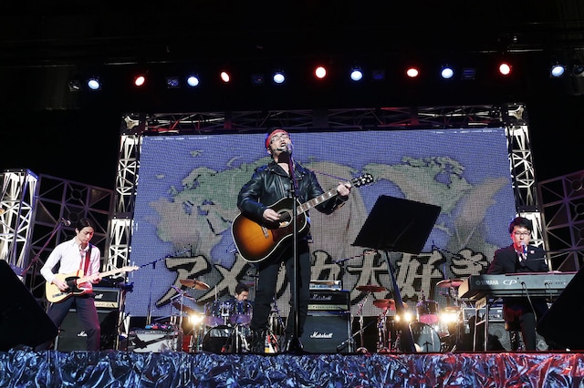 「マジ歌ライブ in 中野サンプラザ」に出演した東京03角田（中央）。(c)テレビ東京