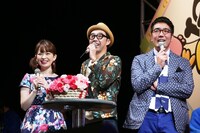 「マジ歌ライブ in 中野サンプラザ」に出演した（左から）松丸友紀アナウンサー、おぎやはぎ。(c)テレビ東京