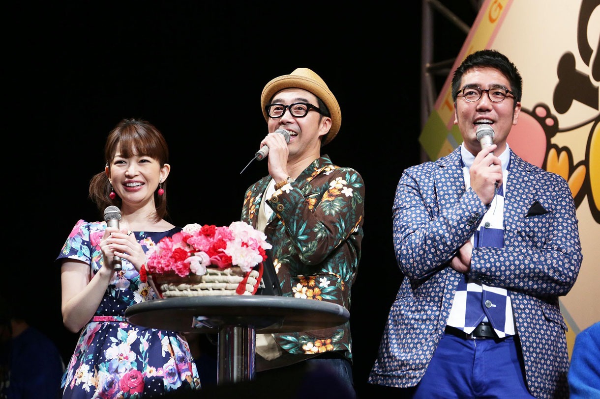 「マジ歌ライブ in 中野サンプラザ」に出演した（左から）松丸友紀アナウンサー、おぎやはぎ。(c)テレビ東京