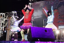 「マジ歌ライブ in 中野サンプラザ」に出演したバナナマン日村（中央）。(c)テレビ東京