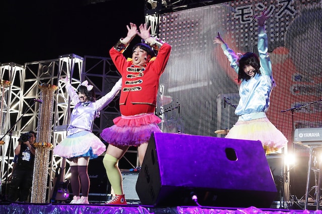 「マジ歌ライブ in 中野サンプラザ」に出演したバナナマン日村（中央）。(c)テレビ東京