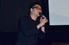 MCを務めるシソンヌ長谷川。