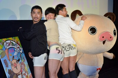 アニメ映画「えいがパンパカパンツ バナナン王国の秘宝」の声優発表会見に登場し、勝負パンツ姿を披露するパンサー。