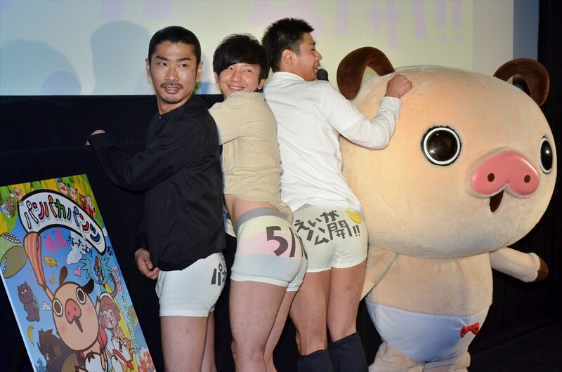 アニメ映画「えいがパンパカパンツ バナナン王国の秘宝」の声優発表会見に登場し、勝負パンツ姿を披露するパンサー。