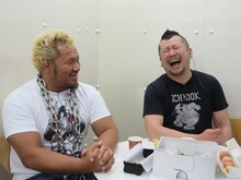 副音声収録中のケンドーコバヤシと真壁刀義。