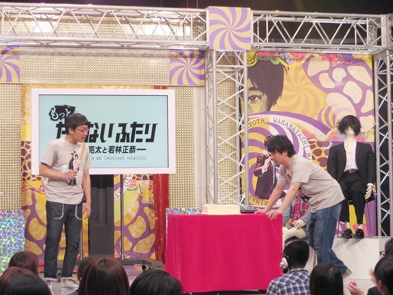 「もっとたりないふたり」公演後の山里サプライズバースデーの様子。