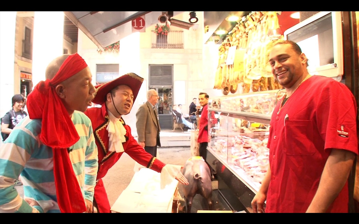 バイきんぐのロケの一場面。 (c)TBS